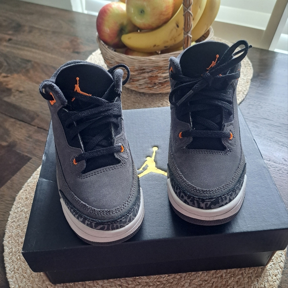 Jordan 3 Retro🩶🧡🖤
